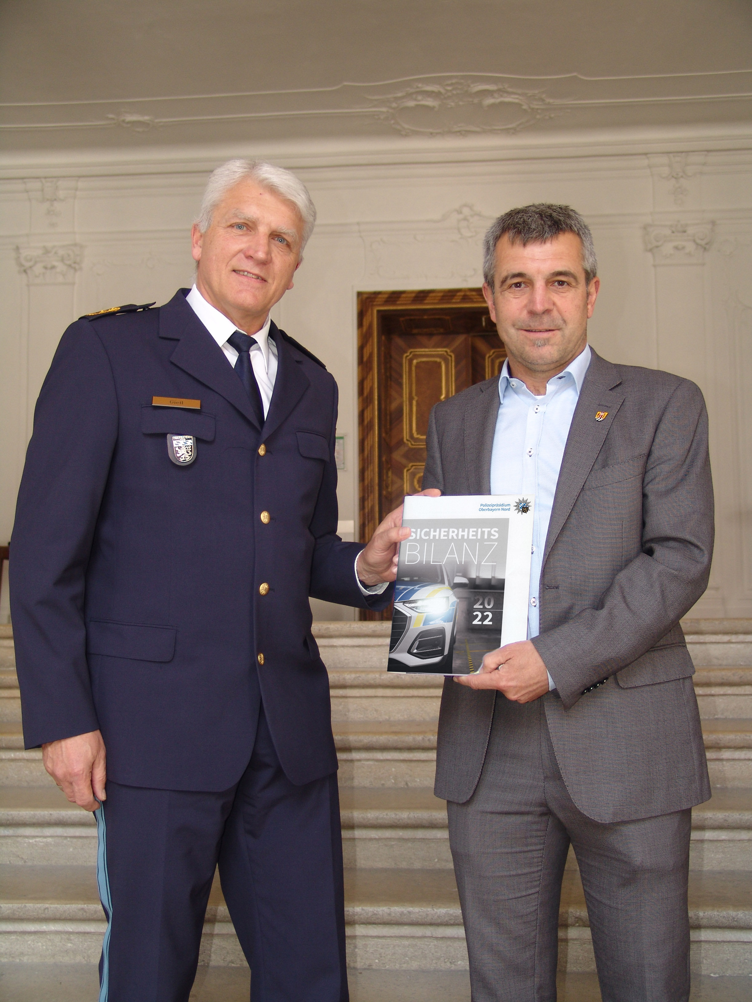 Foto zeigt Polizeipräsident Günther Gietl (von links) und Landrat Alexander Anetsberger