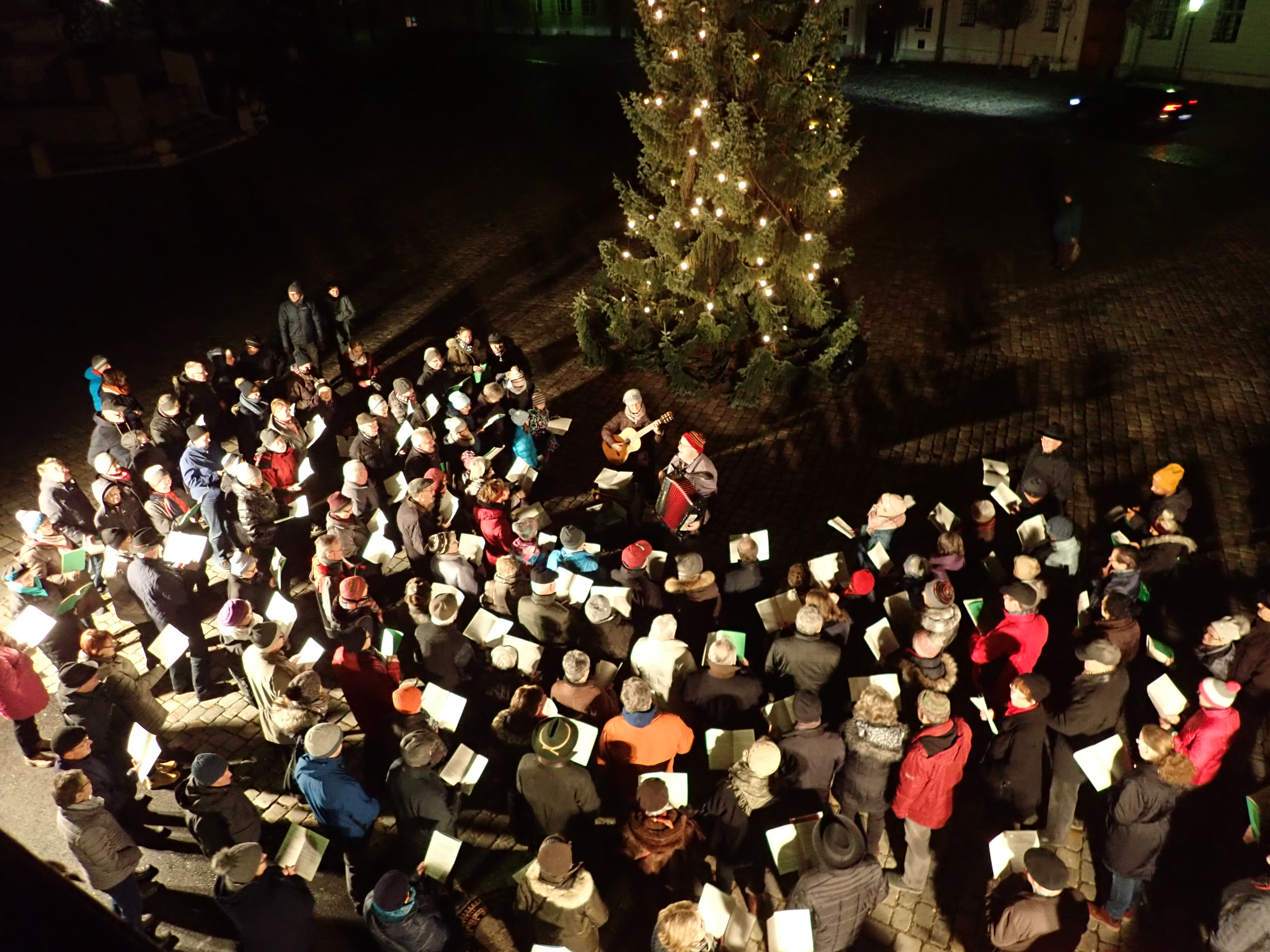 Archivbild: Viele Leute singen Weihnachtslieder am Eichstätter Residenzplatz 