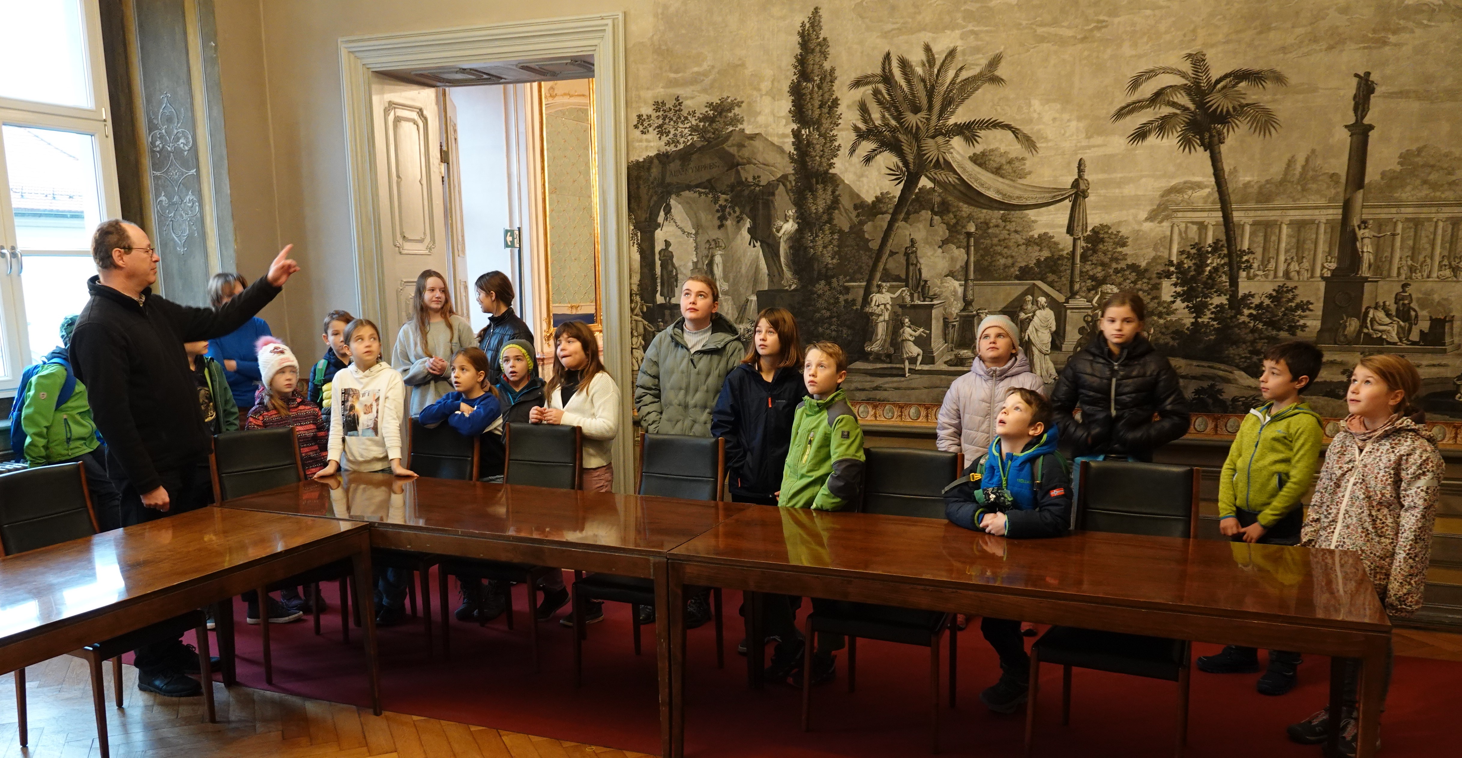 Kinder von Mitarbeiterinnen und Mitarbeitern des Landratsamts Eichstätt erhielten von Jürgen Graf (links) eine kleine Führung durch die Residenz mit Spiegelsaal, Tapetenzimmer (im Bild) und Treppenhaus.