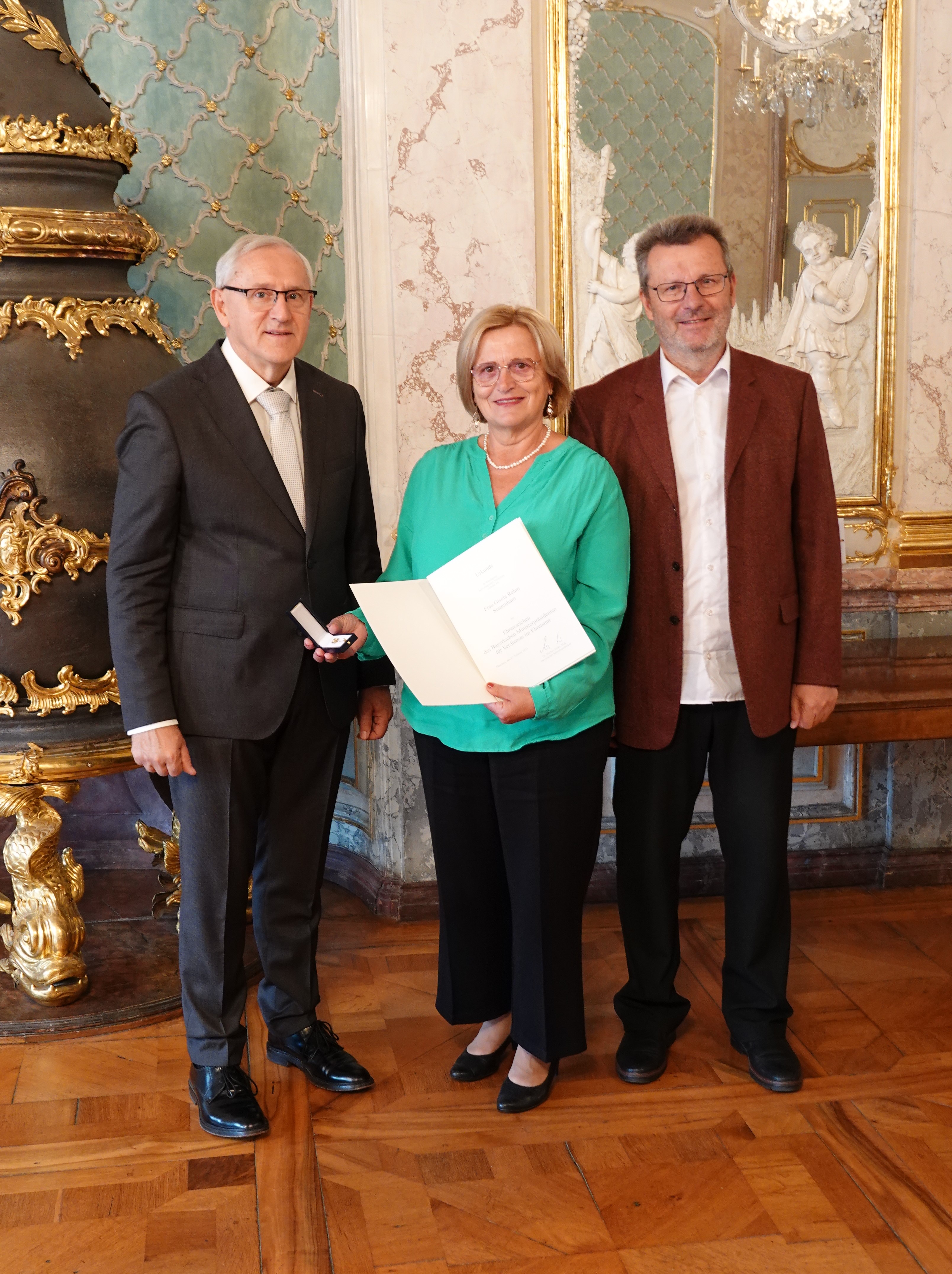 Der stellvertretende Landrat Bernhard Sammiller überreichte Gisela Rehm das Ehrenzeichen des Bayerischen Ministerpräsidenten. 2. Bürgermeister Wolfgang Köcher überbrachte die Glückwünsche der Gemeinde Stammham (v. l. n. r.)