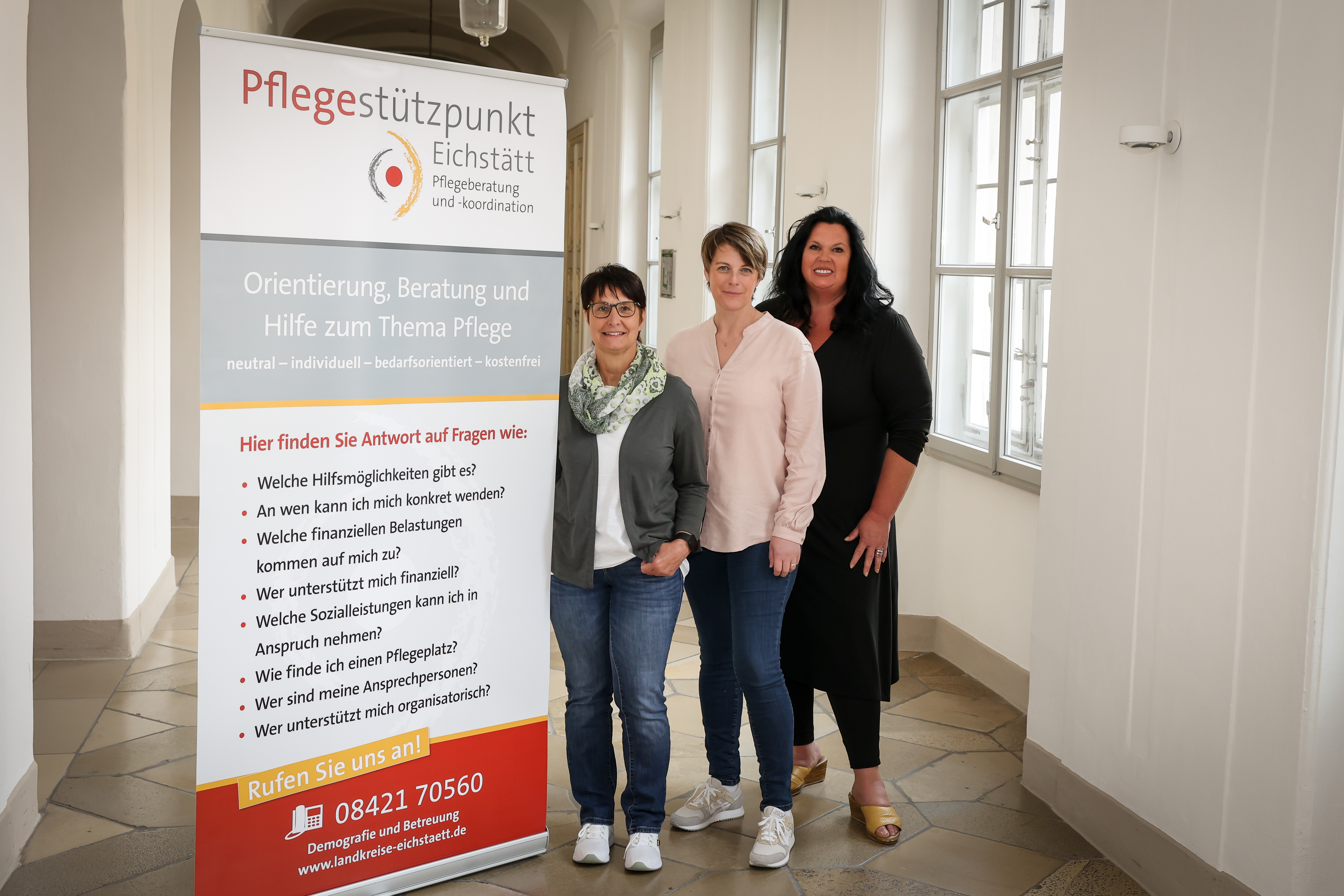 Stehen für alle Fragen rund um die Pflege zur Verfügung: (v.re.) Pflegestützpunkt-Leiterin Carmen Albrecht, Monika Niedermeier und Andrea Grillmeier. 
