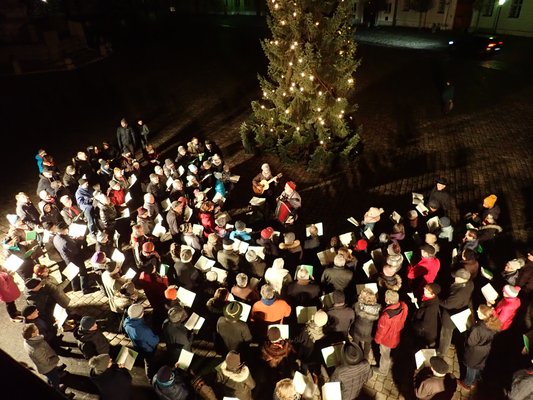 Archivbild: Viele Leute singen Weihnachtslieder am Eichstätter Residenzplatz